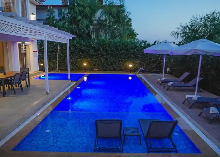 Pelit - 4 Yatak Odali Saunali Havuzlu Vilă *